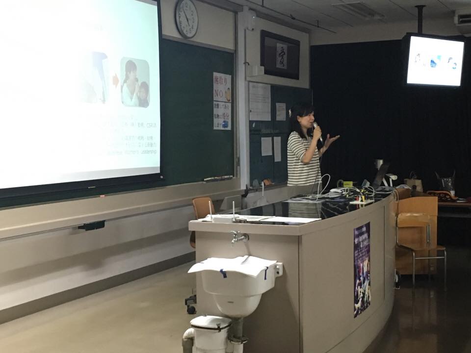 講演中の小島 講義をする小島