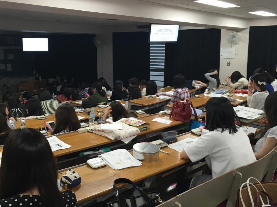 講演を聴く学生さん
